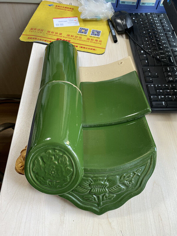 木製枠 緑色のガラスのタイル付きの中華風パビリオン レトロ構造の木造 庭園風景 バルコニーのためのガゼボ 自然装飾