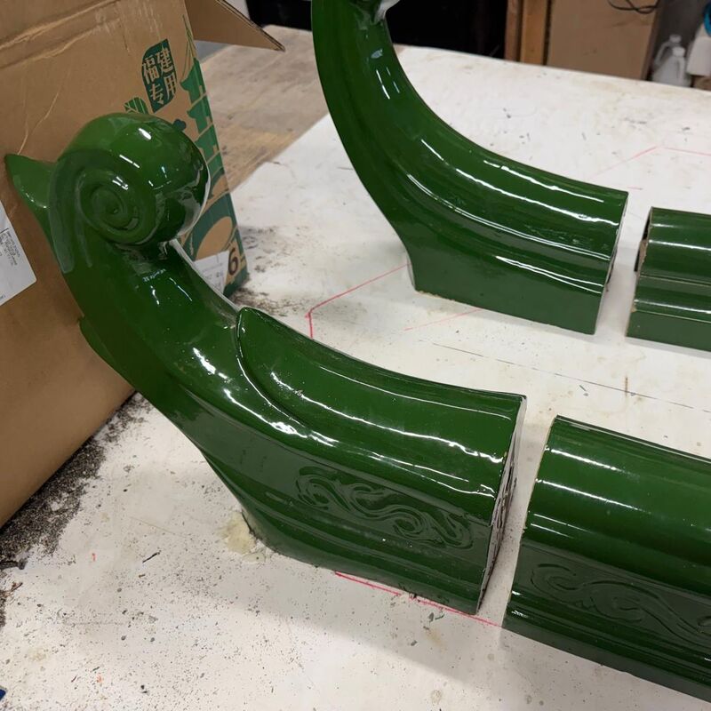 木製枠 緑色のガラスのタイル付きの中華風パビリオン レトロ構造の木造 庭園風景 バルコニーのためのガゼボ 自然装飾